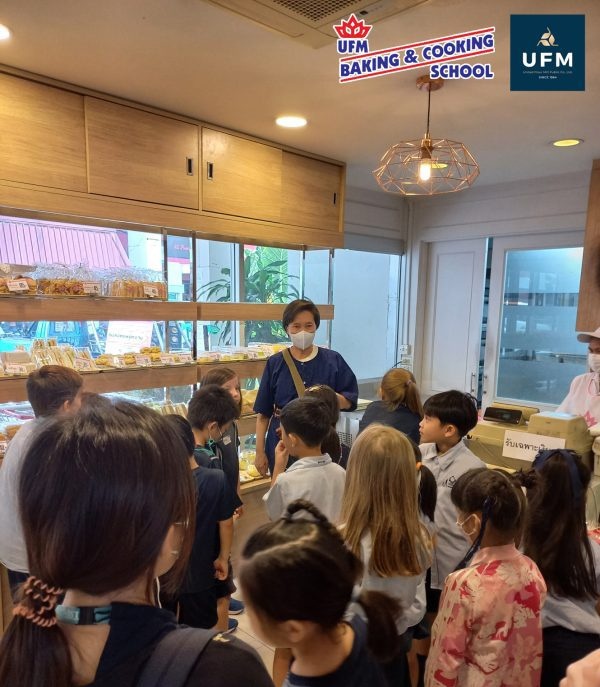 คณะครูจากโรงเรียนสอนทำขนมอบและอาหาร-ยูเอฟเอ็ม-ได้ให้ความรู้เรื่องเมล็ดข้าวสาลี.jpg
